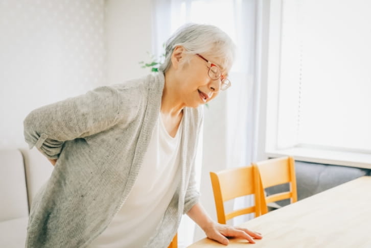 腰痛に悩む老年女性